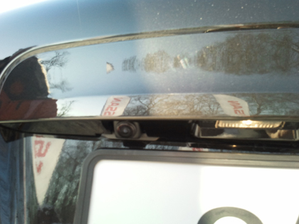 Четвертая камера расположена сзади рядом с освещением госномера машины 