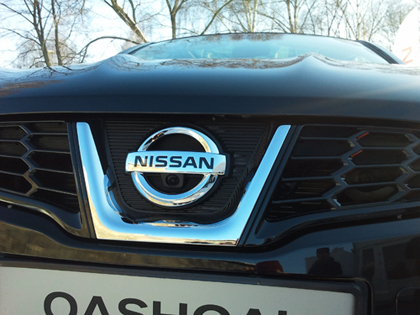 Передняя камера установлена на решетке радиатора под логотипом автопроизводителя 