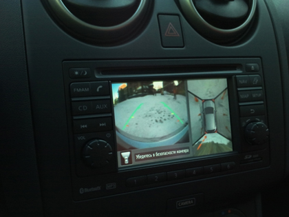 На мониторе мультимедийной системы четыре камеры в сумме дают полную картину окружения автомобиля. Также остается режим парктроника 