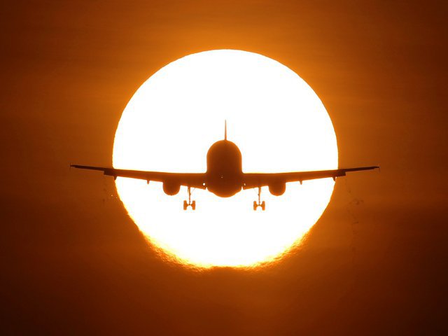 Американские авиакомпании изменили маршруты трансконтинентальных рейсов из-за приближающейся к Земле сильной магнитной бури